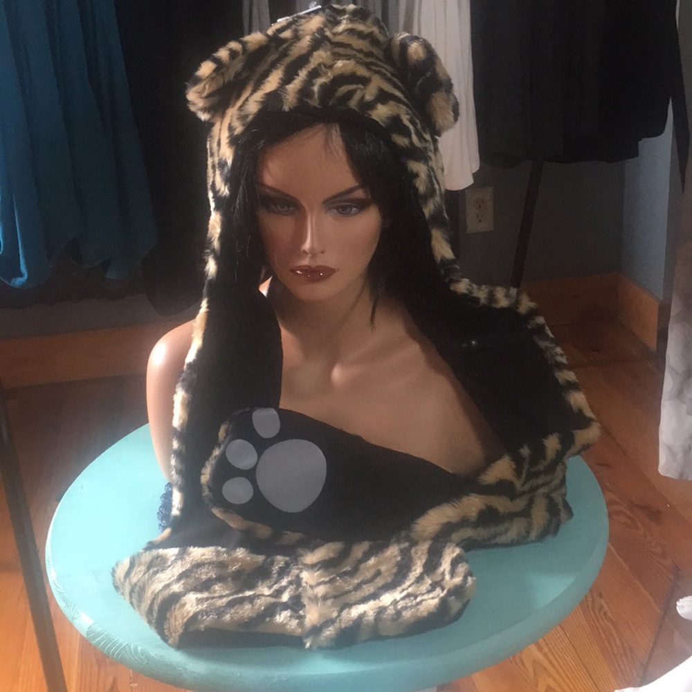 Black/gold animal tiger hat with scarf paws